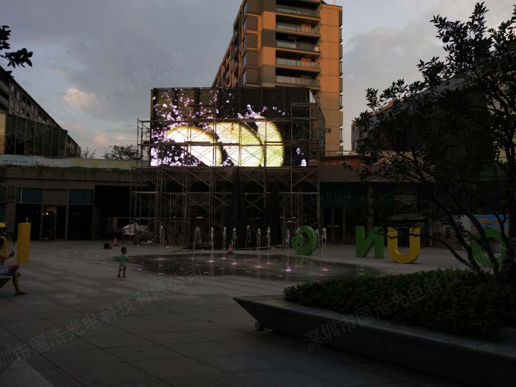 杭州七堡地鐵站69平方玻璃LED幕墻屏項目
